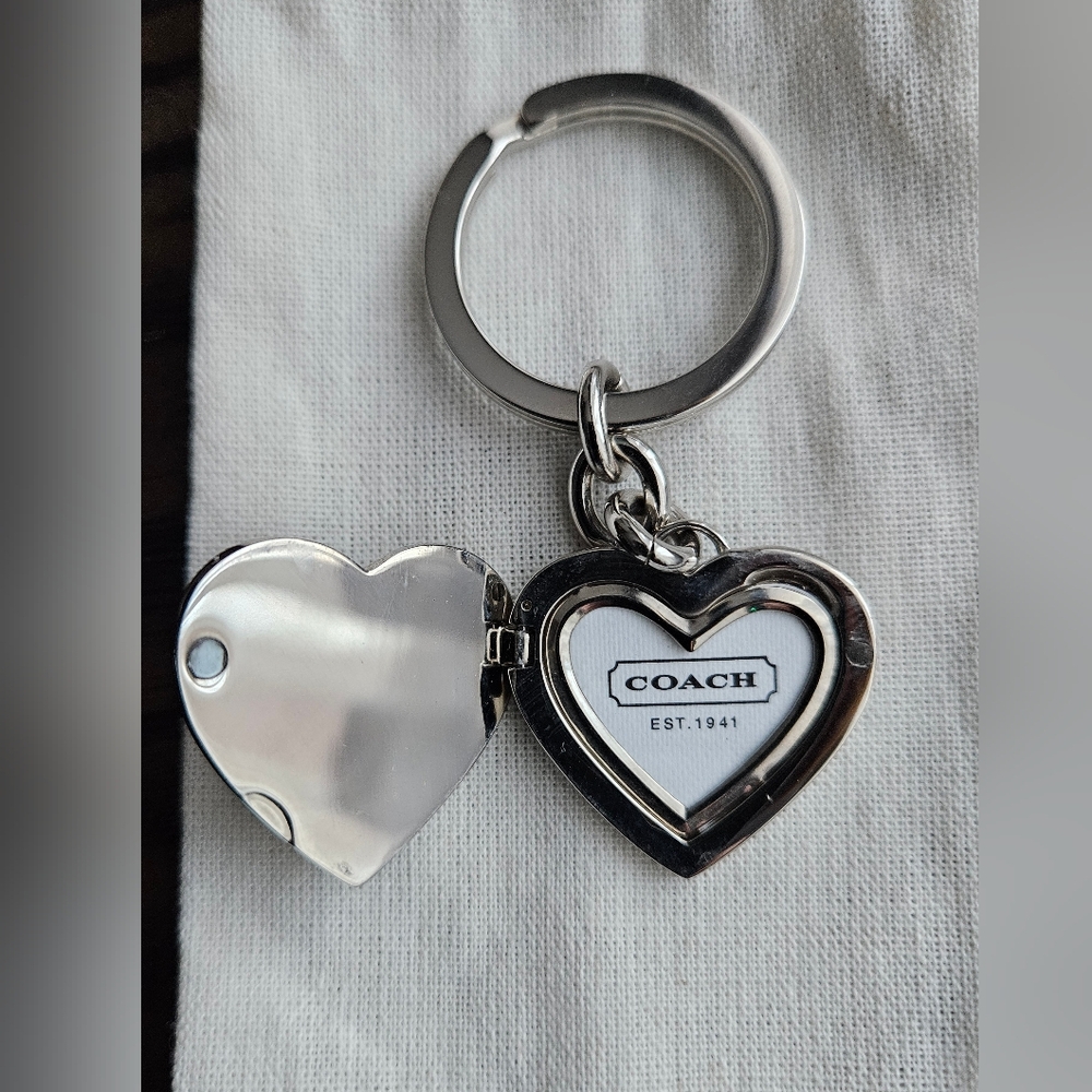 Coach Vintage Enamel Heart Picture Locket Key Chain - Picture 2 of 3